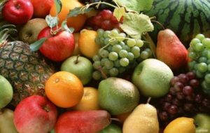 La frutta e le verdure vanno lavate accuratamente